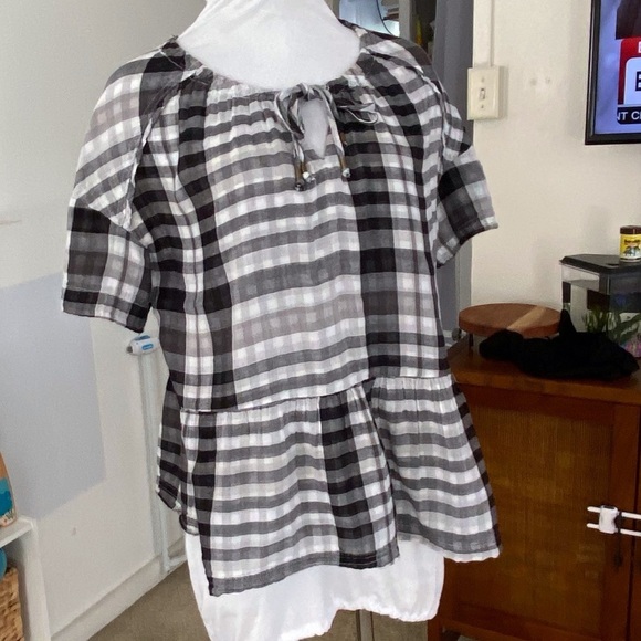 6 for$20❤️ Black and white checkered blouse - Picture 1 of 5